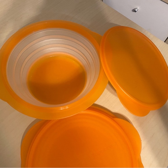 Tupperware expandable bowl - Picture 2 of 3